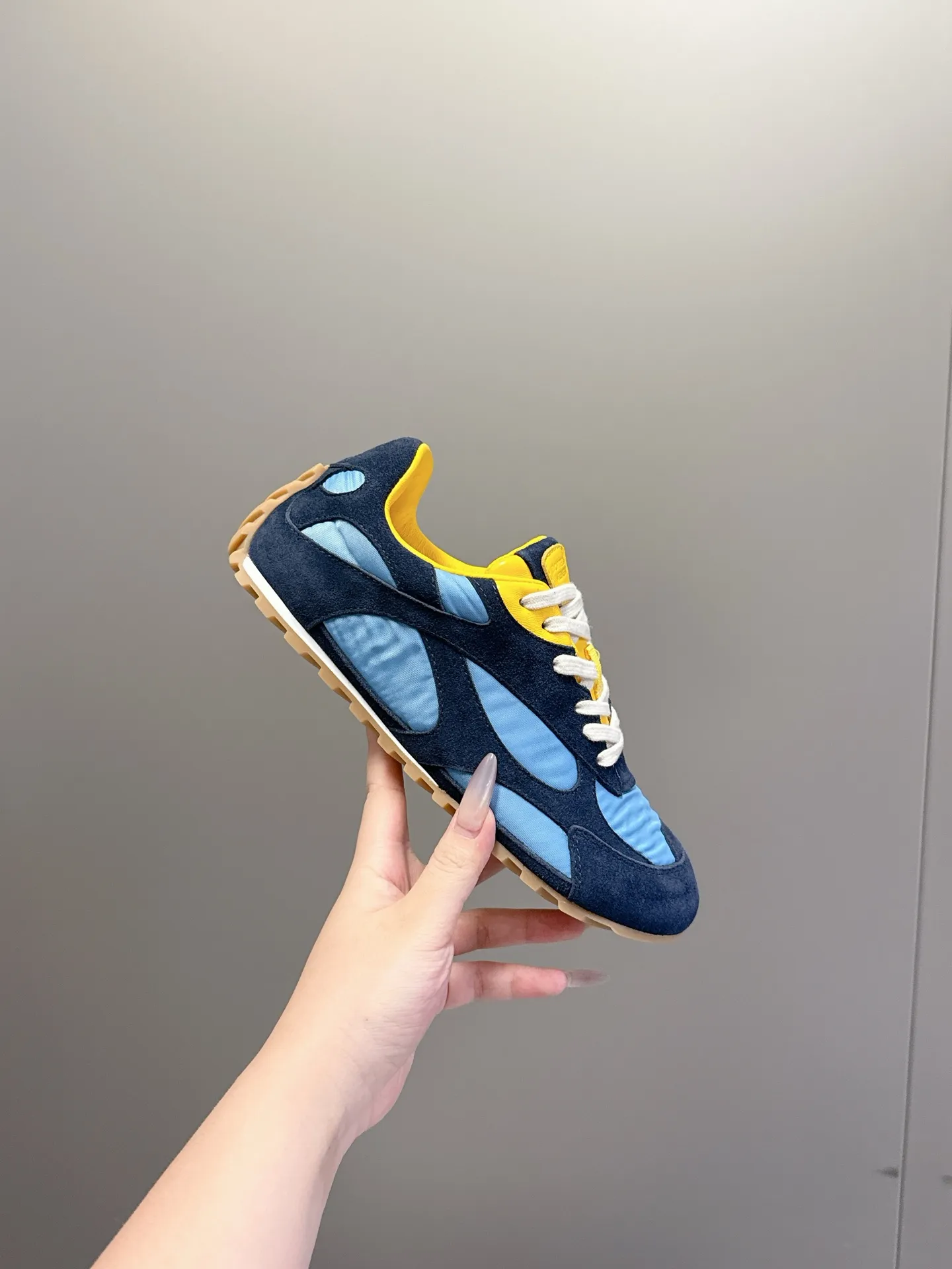 👟👟Ex-factory price 500👟👟 Bottega Veneta｜BV Bottega Veneta 25ss new Forrest shoes Dexun sneakers Sneaker technology nylon and suede, inspired by retro sneakers, a new interpretation of classic sneakers, lightweight, comfortable and breathable summer essentials The sole uses a classic woven texture, which is very recognizable, and is spliced with nylon suede, giving it a full texture!   Size: #Female 35-40 (41 made to order, non-refundable)